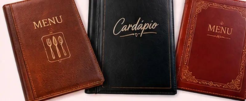 Exemplos ilustrativos de capas de cardápios físicos em couro marrom, preto e vinho