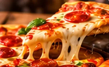 Fatia de pizza com queijo e tomate